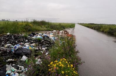 Foggia, degrado sulla SP22: cumuli di spazzatura sulla strada del Giro D'Italia