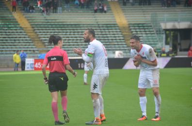 Due gol annullati e un rigore negato
Bari, l'arbitro rosa fa discutere