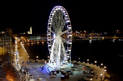 La ruota panoramica lascia il lungomare di Bari: iniziano a smontarla