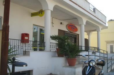 Ortelle, rapina alle Poste: migrante mette in fuga i malviventi