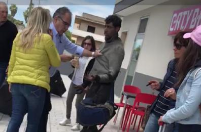 Migrante viaggia dalla Croazia a Galatina nascosto nel vano motore di un bus in gita