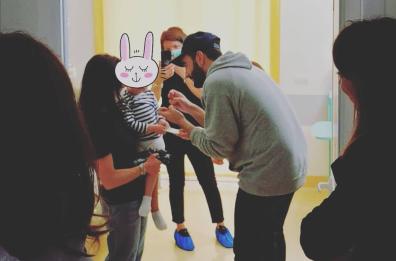 Bari, Mengoni cuore d'oro: visita i bimbi di Oncoematologia pediatrica
