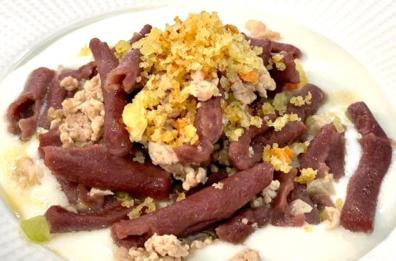 Cavatelli all'Aglianico con ragù bianco, su fonduta di pecorino di Moliterno e croccante di pane di Matera