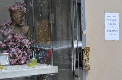 Bari, spaccano vetrina gioielleria in centro e rubano monili: indaga polizia