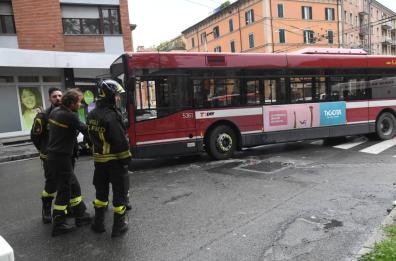 Bologna, 30enne tarantina travolta da bus: rischia di perdere una gamba