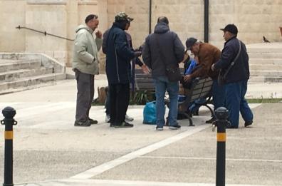 Giovinazzo, riparano una panchina rotta e il sindaco li elogia: «Orgoglioso di voi»