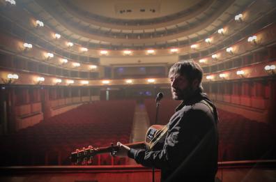 Le «dodici lettere» di The Leading Guy a Bari: sound europeo, ma divide il palco con Elisa