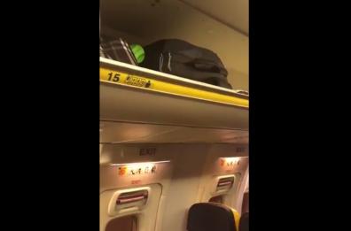 Si imbarca per Cagliari, si ritrova a Bari: l'ira di un turista contro Ryanair