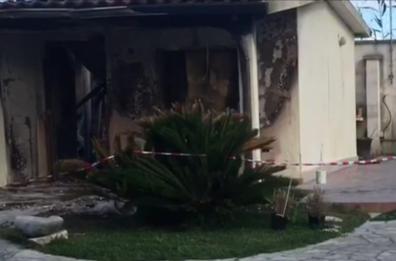 Lecce, a fuoco villa di candidato Lega gestore di una spiaggia