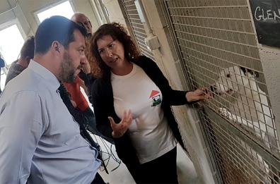 Selfie e proteste, la due giorni pugliese di Salvini: oggi al canile di Bari