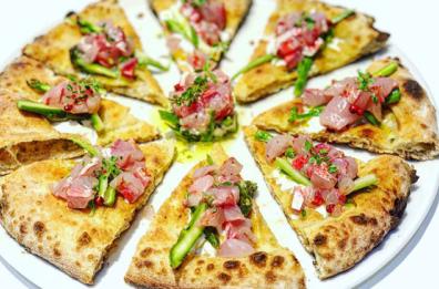 Pizza gourmet con asparagi e triglia