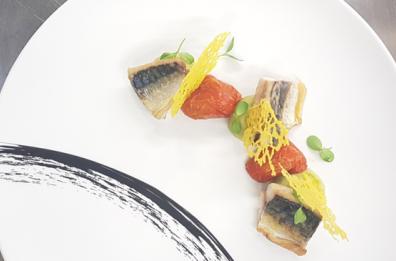 Sgombro in olio cottura su purè di patata e asparagi con pomodoro fiaschetto leccese confit