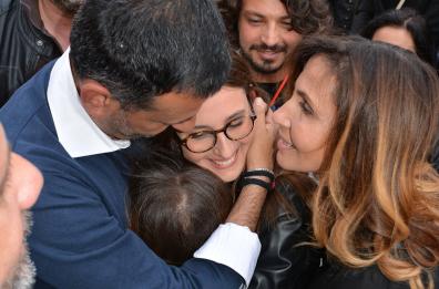 Bari,  l'abbraccio di Decaro a moglie e figlie. «Grazie a tutti»