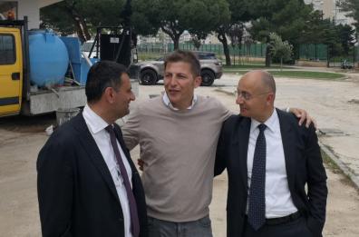 Bari, nel cantiere di Japigia Decaro al suo assessore: resta con me