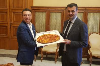 Bari, Decaro premia titolare panificio per la focaccia più buona d'Italia