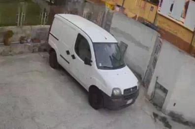 Ruba droga da roulotte, lo aggrediscono in 5: tutti arrestati