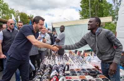 Salvini a Potenza: «Ballottaggio? La sinistra ha fallito». Selfie e bagno di folla