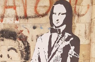 Street art, a Bari vecchia appare la Monnalisa in smoking e papillon