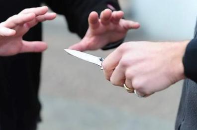 Andria, 2 donne aggredite per strada: nessuno le soccorre