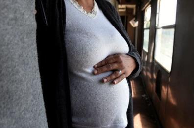 Matera, nigeriana incinta e con una bimba espulsa dal Cas: è polemica 