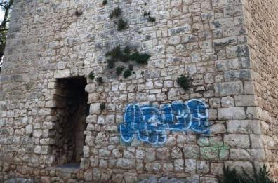 Imbrattate con scritte spray le mura medievali di Castiglione