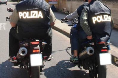 Taranto, spaccia seduto ai tavolini di un circolo ricreativo: denunciato