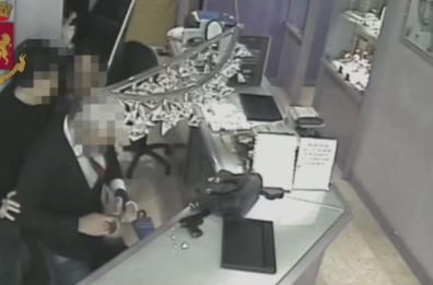 Cerignola, schiaffi a commessa e rapina in gioielleria: presi in 3