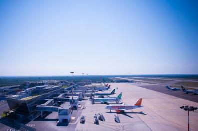 Aeroporti di Puglia, boom di passeggeri ad agosto: in 900mila tra Bari e Brindisi