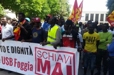Uguale salario per tutti: a Foggia sfilano braccianti italiani ed extracomunitari