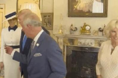 Trump a Buckingham Palace: Camilla saluta con un occhiolino, il video è virale