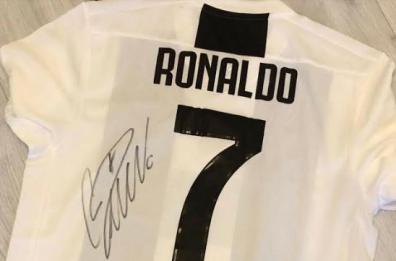 Bari, Ciao Vinny mette all'asta le maglie di Ronaldo, Dybala e Totti: raccolti 8mila euro