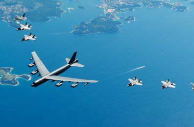  F35 italiani in volo con i cacciabombardieri nucleari USA