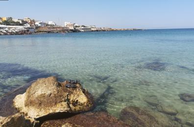 Torre a Mare, depredati mentre fanno il bagno: in «mutande» 10 ragazzi