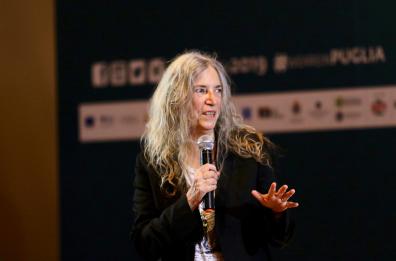 Medimex, Patti Smith: «Assurdo che a Taranto si produca l’acciaio vicino alle cozze»