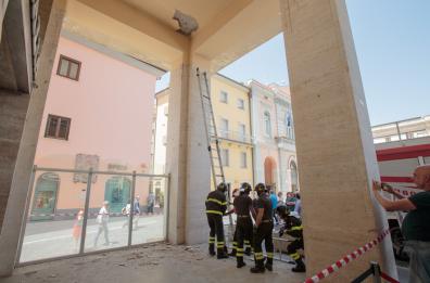 Paura a Potenza, crolla controsoffitto di un bar: nessun ferito