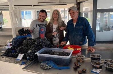 Patti Smith alla scoperta di Taranto: passeggia in acqua e mangia le cozze