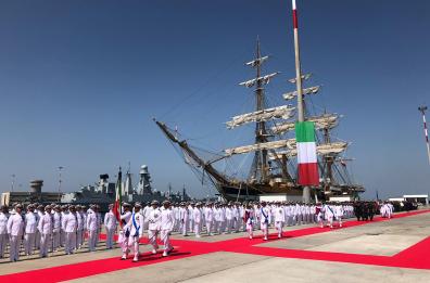 Taranto festeggia la Marina Militare: c'è anche la Vespucci, la nave più antica