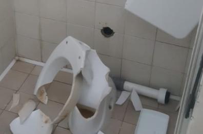 Gravina, bagni pubblici distrutti dai vandali: danni per 7mila euro