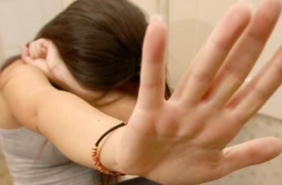 Potenza, abusavano di una minorenne estorcendole denaro: arrestati due fratelli