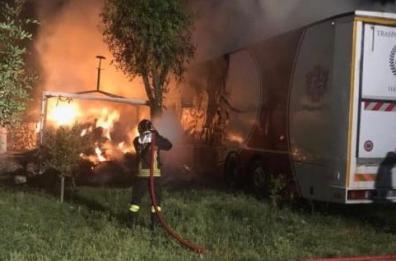 Esplode portellone camion: muore vigile del fuoco nel Tarantino. Capo VVFF: «Incendio forse doloso»