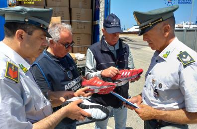 Porto Brindisi, GdF sequestra 33mila scarpe Nike e Converse false