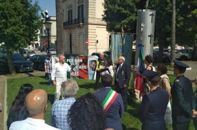 Taranto, tubo d'acciaio spezzato: ecco il monumento in ricordo delle morti bianche