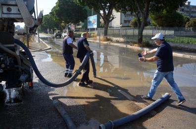 Bari, si rompe condotta Aqp: via Gentile allagata, traffico deviato
