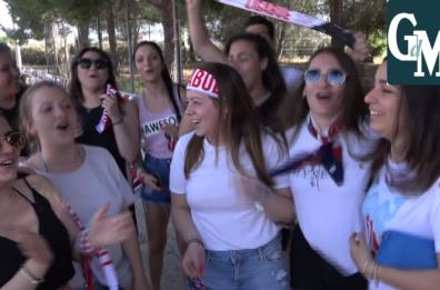Giocano a calcio e cantano: i fan di Ligabue aspettano di entrare al S.Nicola