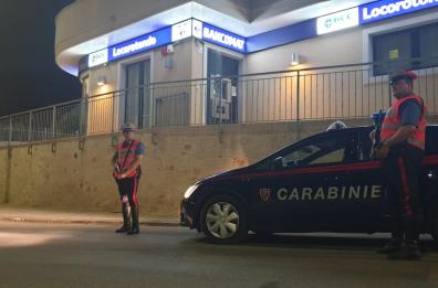 Cisternino, assaltano un bancomat ma i carabinieri li mettono in fuga
