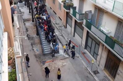 Bari, ponte di via Traiano: scaletta è inagibile ma si passa lo stesso