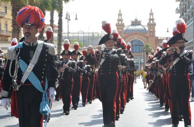 Bari, anniversario dell'Arma: la parata della banda dei carabinieri 