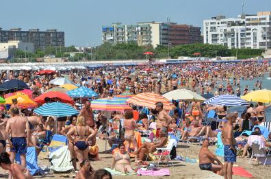 Estate, i baresi prendono d'assalto le spiagge di San Girolamo e Palese