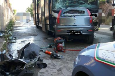 Taranto, scontro frontale tra auto e pullman: morto 19enne 