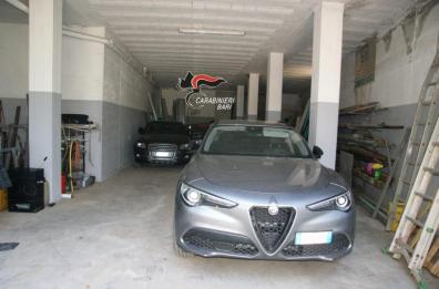 Auto rubate, disturbatori di frequenze, armi: il covo della banda del portavalori